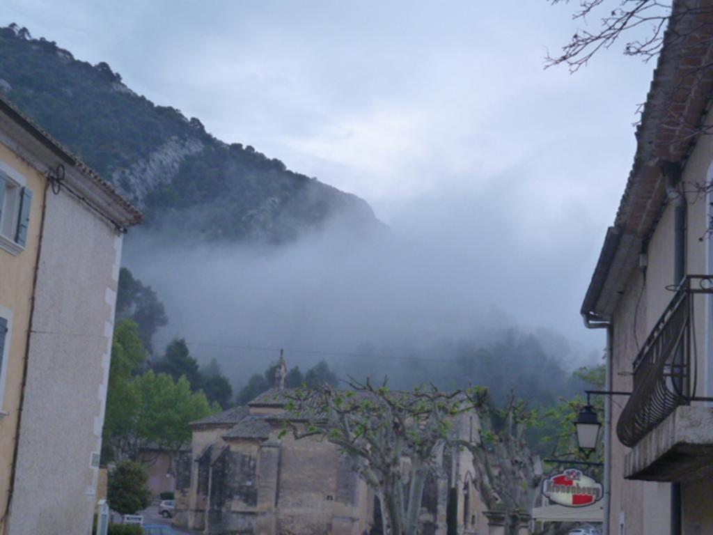 Robion en Luberon Gite Fa Mille Maison Bleu المظهر الخارجي الصورة